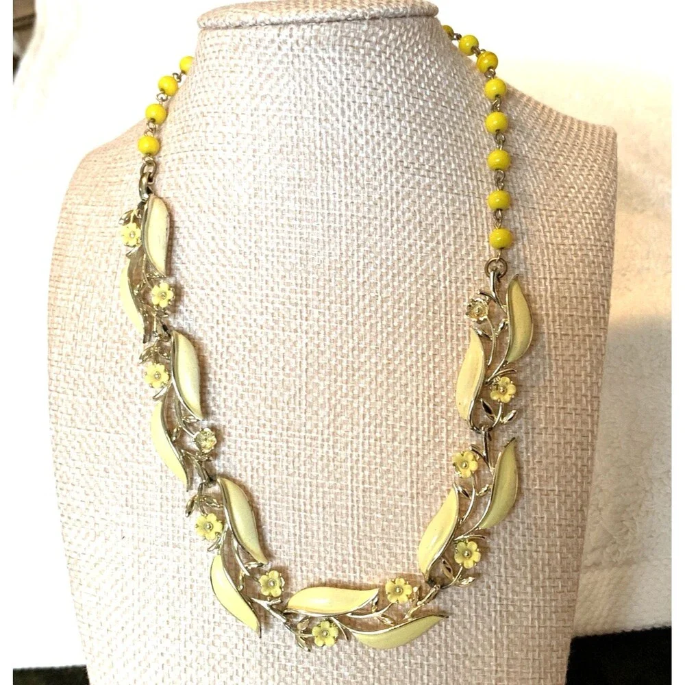 Vintage Lisner Yellow Enamel Floral Necklace Mid-Century Statement *Flaws Noted - Picture 2 of 11